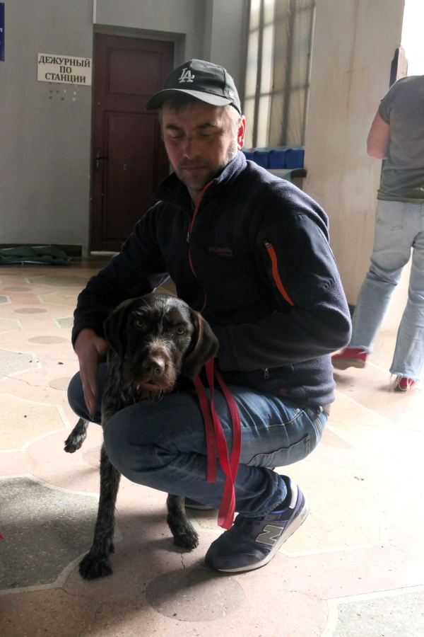 04 Ein Mann bringt seinen Hund