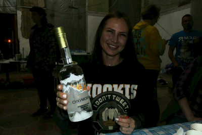 Aerztin Lena mit Ihrem Geschenk fuer Wilhelm